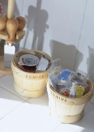 化粧品の試供品を入れられる化粧箱